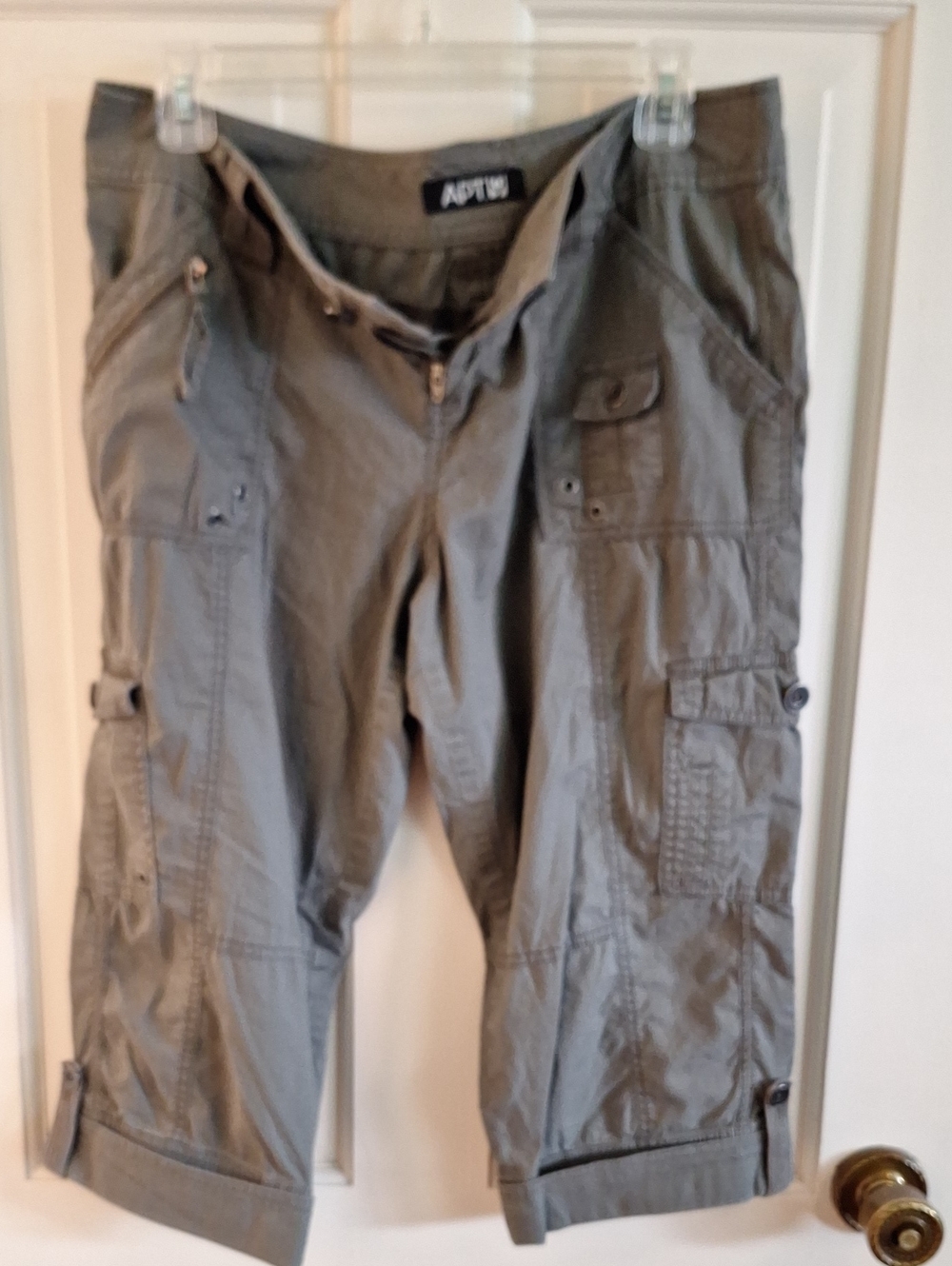 Apt. 9 Womens Olive Green Cargo Capris with Multiple Pockets